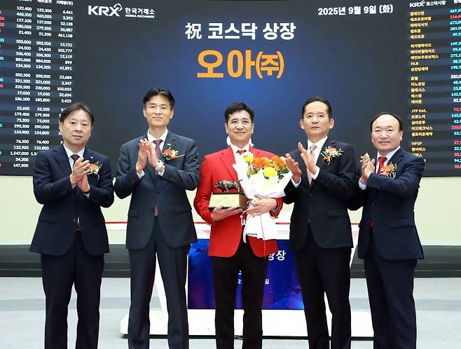 김상무(왼쪽 세번째) 오아 대표이사가 9일 오전 한국거래소에서 열린 상장기념식에서 사진 촬영을 하고 있다. 한국거래소 제공