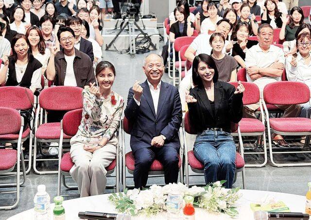 ‘그래서, 감사다’ 북토크 참석자들이 7일 경기도 성남 만나교회에서 손가락 하트를 그리고 있다. 왼쪽부터 신애라 집사, 김병삼 목사, 김정화 사모.