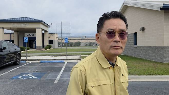 조기중 워싱턴 총영사가 8일(현지시간) 미국 조지아주 포크스구금시설 앞에서 취재진과 질의응답을 하고 있다. 임성수 특파원