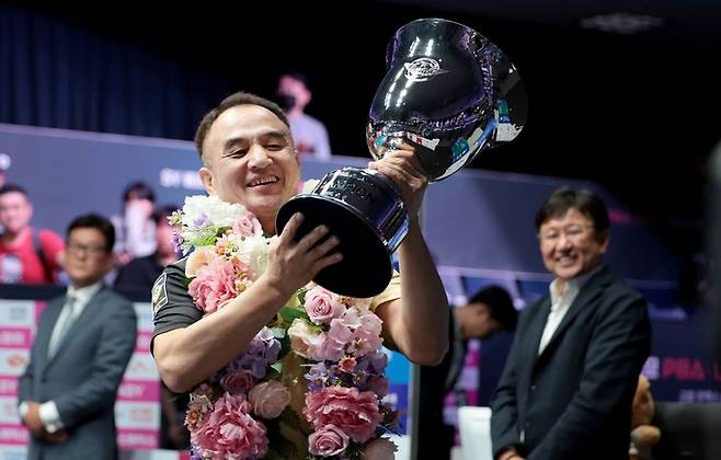 이승진이 8일 2025~2026시즌 4차 투어 SY 베리테옴므 PBA-LPBA 챔피언십 PBA 우승 트로피를 들고 기뻐하고 있다. PBA 제공