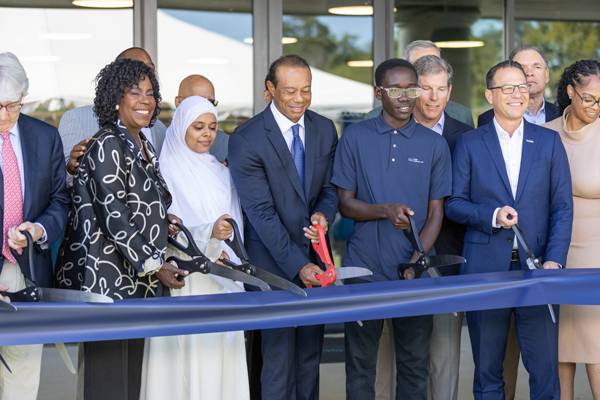 타이거 우즈가 리본 커팅을 하고 있다. 사진 제공= PGA