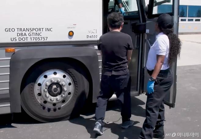 미국 이민 단속 당국이 홈페이지를 통해 지난 4일(현지시간) 조지아주 현대차그룹-LG에너지솔루션의 합작 배터리 공장 건설현장에서 벌인 불법체류·고용 단속 현장 영상을 홈페이지를 통해 공개했다. /사진=뉴시스.