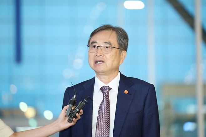 조현 외교부 장관이 미국 이민당국의 불법체류 단속으로 구금된 한국인 300여명의 석방절차를 마무리짓기 위해 8일 인천국제공항 제2터미널에서 워싱턴DC로 출국하며 취재진 질문에 답하고 있다. 미국 이민 당국은 지난 4일(현지 시간) 조지아주 브라이언카운티에 있는 현대차그룹-LG에너지솔루션의 합작 배터리 공장(HL-GA 배터리회사) 건설현장에서 불법체류 관련 단속을 벌여 한국인 300여명을 포함해 총 475명을 체포·구금했다./사진=뉴시스.