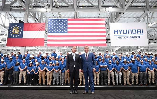정의선 현대차그룹 회장과 브라이언 켐프 조지아 주지사가 지난 3월 26일(현지시간) 미국 조지아주 엘라벨에 위치한 ‘현대자동차그룹 메타플랜트 아메리카(Hyundai Motor Group Metaplant America, HMGMA)’ 준공식에 참석해 기념촬영을 하고 있다. /사진=뉴스1