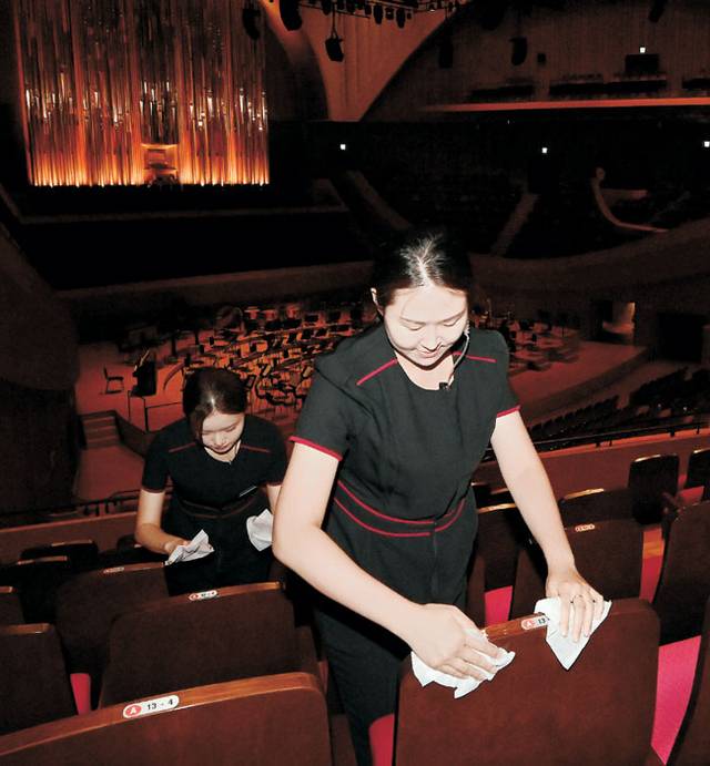 공연 개막을 앞두고 하우스 어텐던트들이 객석의 청결도를 확인하고 있다. 박윤슬 기자