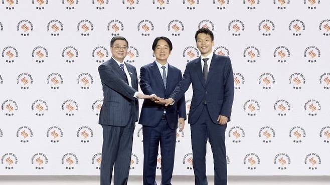 9일 대만 타이베이시 국립대만대학교 종합체육관에서 열린 운동부 출범식에서 라이칭더(가운데) 대만 총통과 줘룽타이(왼쪽) 행정원장, 리양 초대 운동부장(장관)이 손을 한데 모으고 있다. 자료 : 라이칭더 대만 총통 페이스북