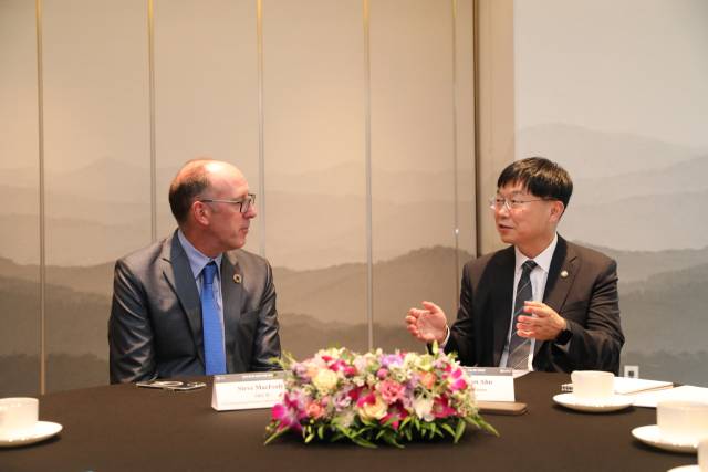 스티브 맥필리 OECD 통계데이국장과 면담하는 안형준 통계청장(오른쪽). 사진 제공=통계청.