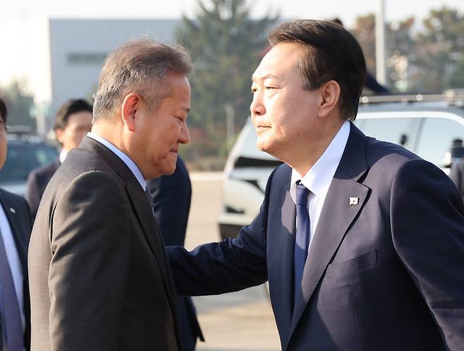 2022년 11월11일 윤석열이 동남아 순방 환송 인사에 참석한 이상민 당시 행정안전부 장관의 어깨를 두드리고 있다. ⓒ연합뉴스