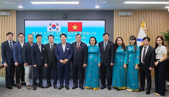 지난 9월7일 베트남 닌빈성 대표단이 아산시를 방문해 기념촬영을 하고있다. ⓒ아산시 제공