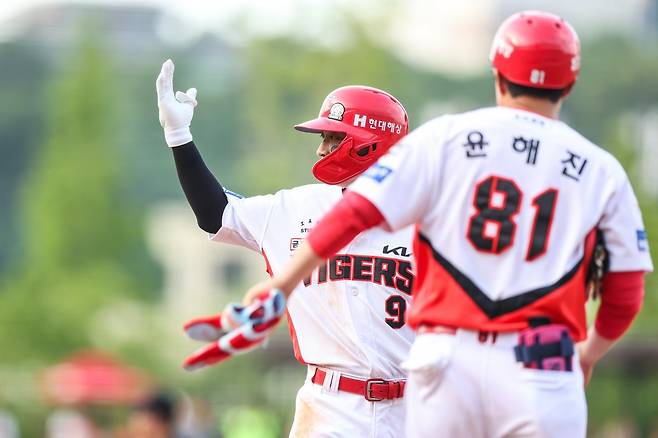 KIA 윤도현(왼쪽)은 9월 맹타를 이어가며 팀의 중위권 경쟁에 불을 지피려고 한다. 사진제공|KIA 타이거즈