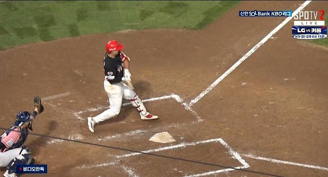 KIA 윤도현이 7일 창원 NC전 9회초 타석에서 스윙하고 있다. 투구가 백스톱으로 빠졌지만, 심판의 콜이 나오지 않아 논란이 커졌다. 사진|Tving 중계화면 캡처