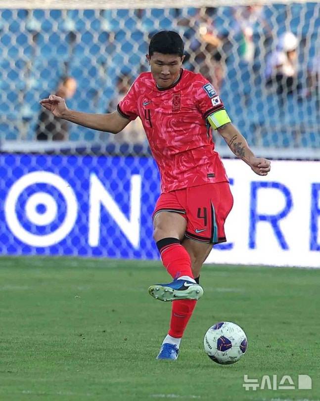 지난해 10월 요르단 암만 국제경기장에서 열린 2026 북중미월드컵 아시아 3차 예선 3차전 대한민국과 요르단의 경기에서 대표팀 임시 주장을 맡았던 김민재. /사진=뉴시스