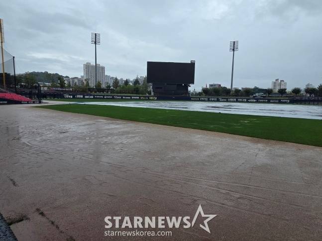 9일 KIA-삼성전이 예고된 광주-기아챔피언스필드 전경. 반복되는 폭우에 그라운드가 진흙탕이 됐다. /사진=김동윤 기자