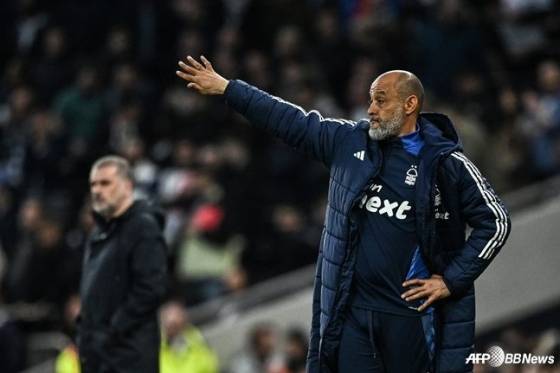 누누 에스피리투 산투 노팅엄 포레스트 감독이 영국 런던의 토트넘 홋스퍼 스타디움에서 열린 2024~2025시즌 잉글랜드 프리미어리그(EPL) 33라운드에서 손짓으로 선수들의 라인을 조정하고 있다. /AFPBBNews=뉴스1