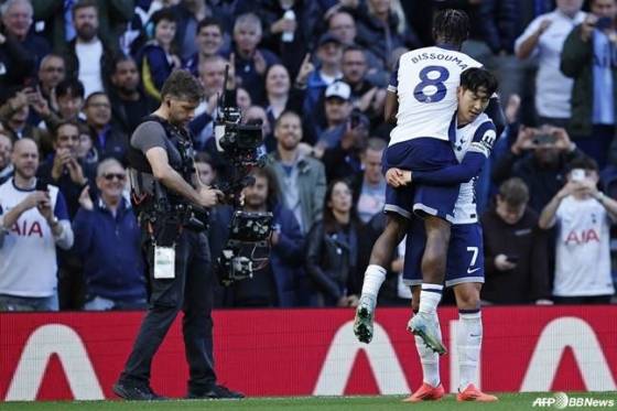 손흥민(오른쪽)이 이브 비수마(8번)를 안아주고 있다. /AFPBBNews=뉴스1