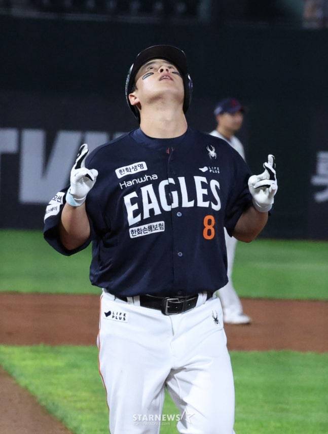 한화 노시환이 9일 사직 롯데전에서 6회 2점 홈런을 터트리고 세리머니를 하고 있다. /사진=김진경 대기자