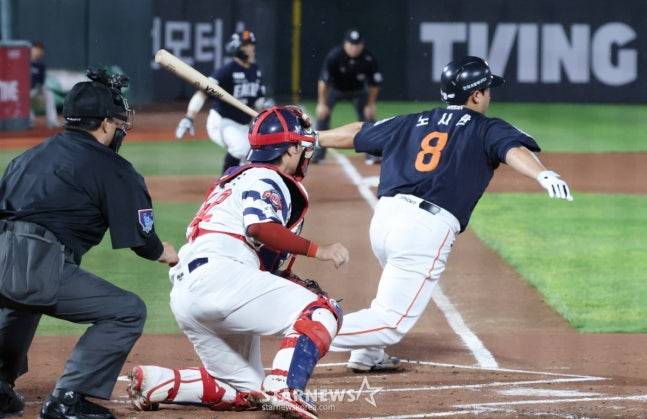 한화 노시환(맨 오른쪽)이 9일 사직 롯데전에서 1회 2타점 적시타를 기록하고 있다. /사진=김진경 대기자