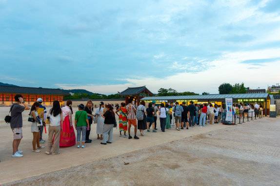경복궁 야간 관람권을 구매하려는 사람들이 매표소 앞에 줄지어 서 있다. 홍태식