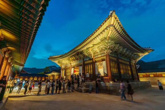 조선시대 왕이 대신들과 국가 중요 정책에 대해 토론하는 장소였던 사정전(思政殿)을 관람객들이 둘러보고 있다. 홍태식