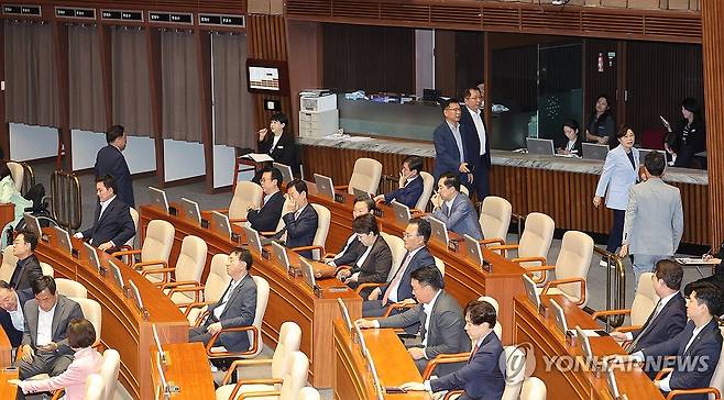 퇴장하는 일부 의원들 (서울=연합뉴스) 박동주 기자 = 9일 서울 여의도 국회 본회의에서 더불어민주당 정청래 대표의 교섭단체 대표 연설 도중 일부 국민의힘 의원들이 밖으로 나서고 있다. 2025.9.9 pdj6635@yna.co.kr