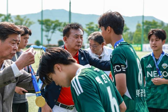 서강일 전북축구협회장이 제54회 전국소년체전에서 우승을 차지한 전북현대 U15동대부속금산중팀을 격려하고 있다./사진제공=전북축구협회