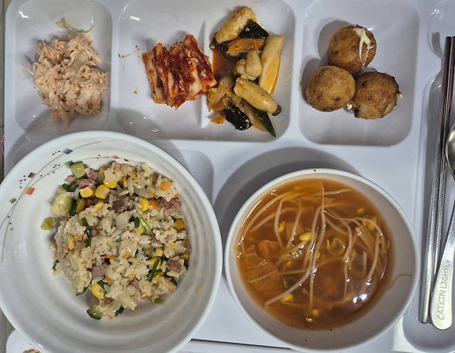 울산 중구의 한 장애인주간이용시설에서 제공된 중식. 독자 제공