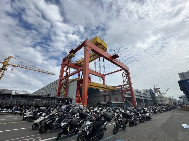 10일 오전 울산 동구 HD현대중공업에서 금속노조 현대중공업지부 백호선 지부장이 턴오버 크레인에 올라가 고공 농성을 하고 있다. 금속노조 현대중공업지부 제공