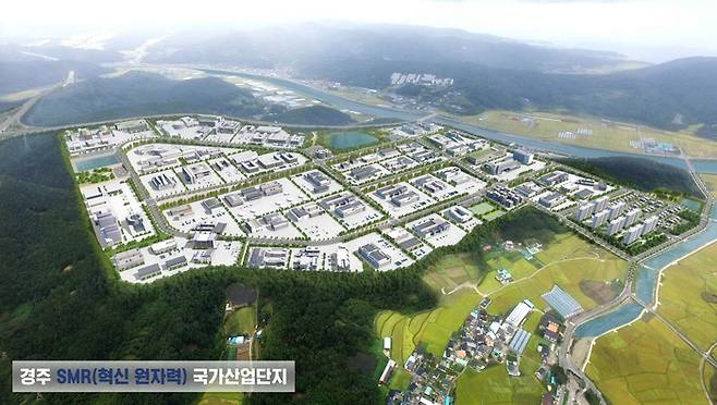 경주 SMR 국가산단은 문무대왕면 일원 113만5천㎡ 부지에 2028년 착공, 2032년 준공을 목표로 조성될 예정이다. 한국토지주택공사(LH)가 사업시행을 맡았다. 산단은 i-SMR 제조와 소재·부품·장비 집적, 글로벌 수출형 공급망 구축을 담당한다. 사진은 SMR 국가산단 조감도. <경주시 제공>