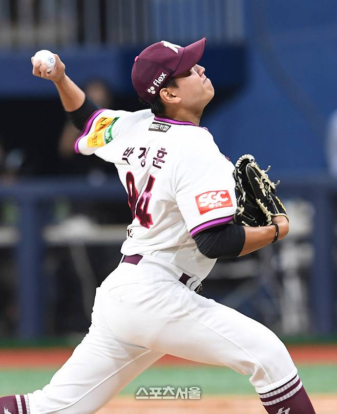 키움 박정훈이 9일 서울 고척스카이돔에서 열린 2025 KBO리그 LG와 경기 7회초 등판해 힘차게 공을 던지고 있다. 박정훈은 3이닝을 무실점으로 막아내며 데뷔 첫 세이브를 기록했다. 고척 | 박진업 기자 upandup@sportsseoul.com