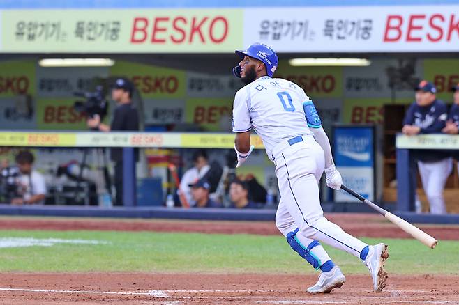 삼성 디아즈가 6일 대구삼성라이온즈파크에서 열린 2025 KBO리그 한화와 경기에서 2회말 좌중월 솔로포를 터뜨리고 있다. 사진 | 삼성 라이온즈