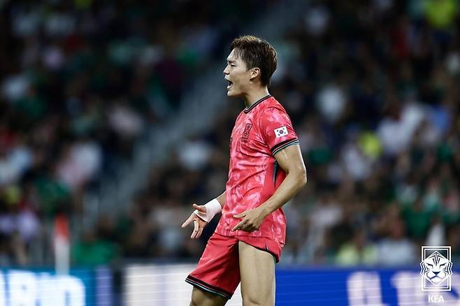 오현규가 멕시코전에서 득점 후 왼 무릎을 보이고 있다. 사진 | 대한축구협회