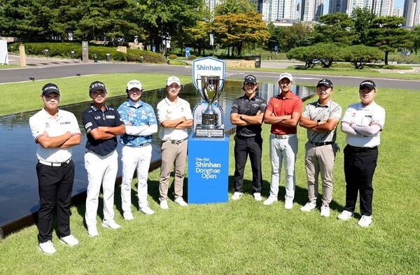포토콜에 참석한 김민수(A), 옥태훈,김성현, 송영한, 이시카와 료, 사돔 깨우깐자나, 김홍택, 유민혁. /사진=KPGA