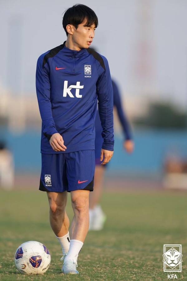 지난해 11월 쿠웨이트서 열린 2026 FIFA 북중미 월드컵 아시아 3차 예선 쿠웨이트전을 앞두고 훈련 중인 김문환. /사진=KFA