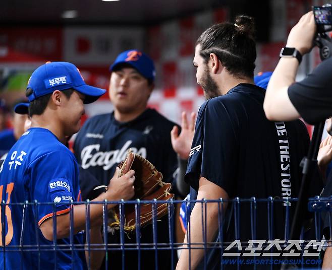 28일 고척스카이돔에서 열린 한화와 키움의 경기, 7회말 한화 정우주가 이닝을 끝낸 후 폰세의 환영을 받고 있다. 정우주는 무사 1,2루 위기에 등판헤 3개의 아웃카운트를 모두 삼진으로 처리했다. 고척=허상욱 기자wook@sportschosun.com/2025.08.28/