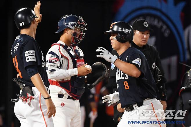 10일 부산 사직구장에서 열린 롯데 자이언츠와 한화 이글스의 경기. 8회초 2사 1루 한화 노시환이 투런포를 날린 뒤 환호하고 있다. 부산=박재만 기자 pjm@sportschosun.com/2025.09.10/