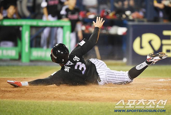 10일 서울 잠실구장에서 열린 LG-두산전. 5회초 무사 2, 3루 신민재의 좌익수 희생 플라이 때 3루주자 최원영이 홈에서 아웃 판정을 받았지만 세이프를 확신하고 있다. 비디오판독 후 세이프로 정정됐다. 잠실=정재근 기자 cjg@sportschosun.com/2025.9.10/