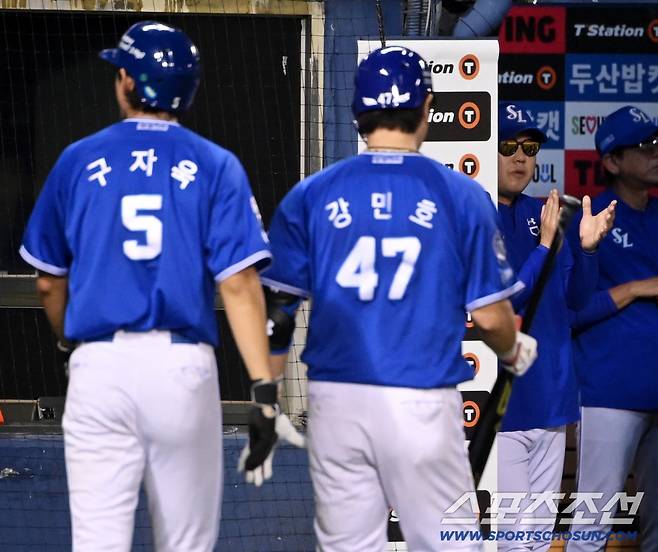 26일 잠실야구장에서 열린 삼성과 두산의 경기, 6회초 1사 만루 1타점 희생플라이를 날린 강민호와 득점에 성공한 구자욱이 박진만 감독과 기쁨을 나누고 있다. 잠실=허상욱 기자wook@sportschosun.com/2025.08.26/