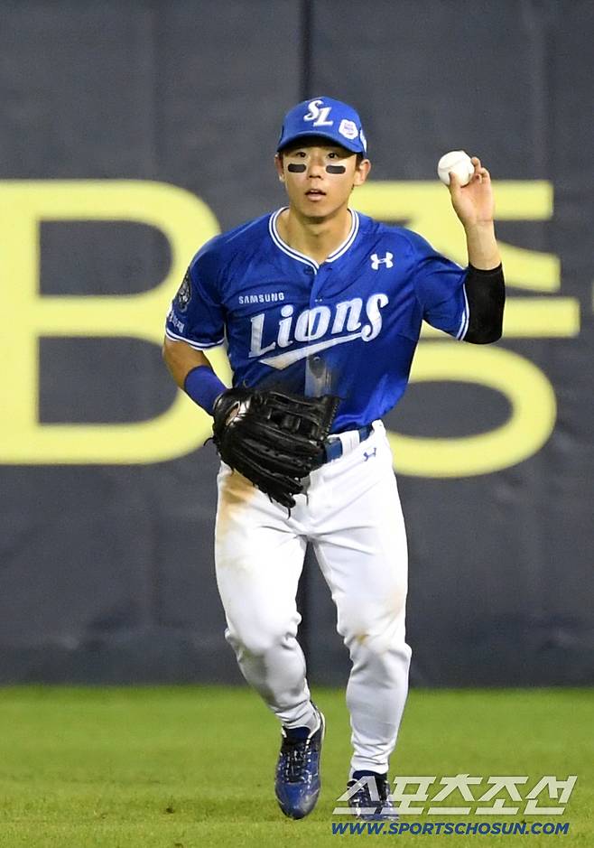 28일 잠실구장에서 열린 두산 베어스와 삼성 라이온즈의 경기. 삼성 김성윤이 수비를 하고 있다. 잠실=박재만 기자 pjm@sportschosun.com/2025.08.28/