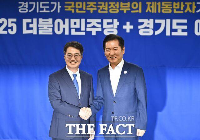정청래 더불어민주당 대표와 김동연 경기도지사가 10일 경기 수원시 경기도청에서 열린 더불어민주당-경기도 예산정책협의회에 앞서 인사를 하고 있다./뉴시스