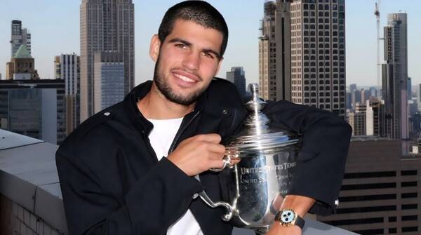 2025 US오픈 챔피언 카를로스 알카라스가 미국 뉴욕 맨해튼 스카이 라인을 배경으로 한 화보촬영에 응하고 있다. 사진/ATP 투어