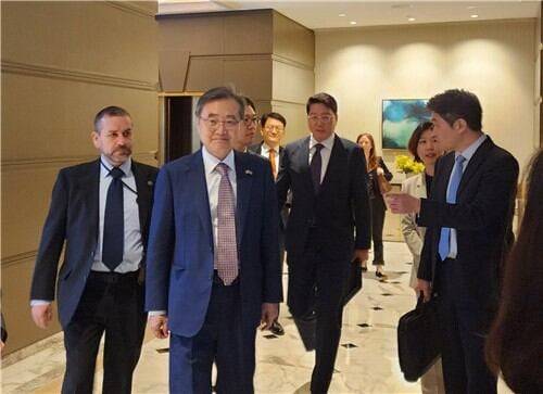 미국을 방문 중인 조현 외교부 장관이 10일 마코 루비오 국무장관과의 회담을 위해 워싱턴 DC 호텔을 나서고 있다. /연합뉴스