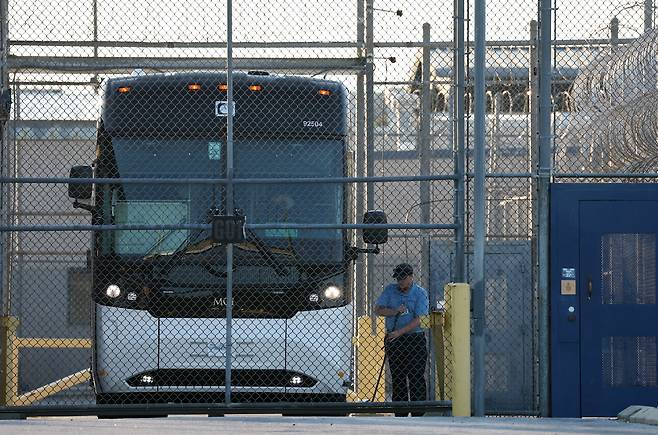 10일 조지아주 포크스턴의 이민세관단속국(ICE) 구금시설 앞에 구금된 한국인들을 공항으로 이동시켜려던 버스가 대기하고 있다. /연합뉴스