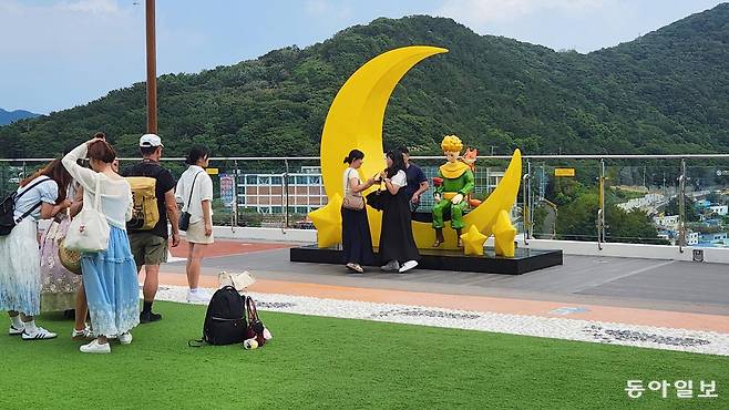 부산 사하구 감천문화마을 감내별마루체육센터 옥상에 조성 어린왕자 조형물을 배경으로 사진을 찍으려는 외국인들이 대기하고 있다. 김화영 기자 run@donga.com