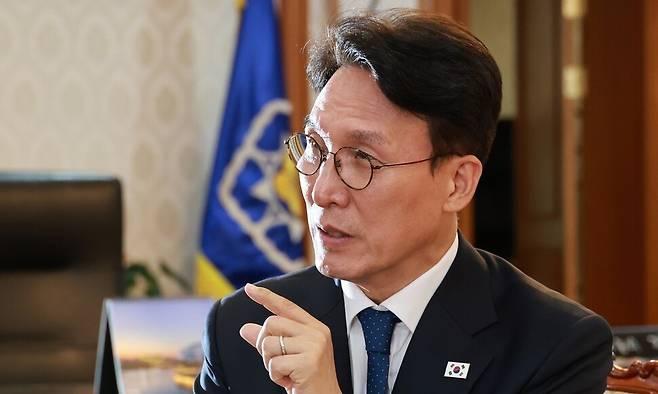 김민석 국무총리가 8일 오후 서울 종로구 정부서울청사 집무실에서 한겨레와 직격인터뷰를 하고 있다. 정용일 선임기자 yongil@hani.co.kr