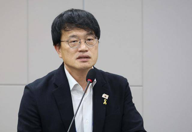 국회 보건복지위원장인 박주민 더불어민주당 의원이 8일 서울 여의도 국회에서 열린 '의료분쟁 관련 법·제도 개선 방안 모색을 위한 공청회'에 참석해 축사를 하고 있다. 뉴시스