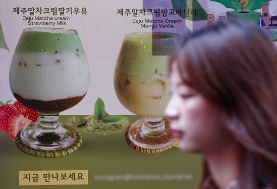 전 세계에서 말차의 인기가 높아지며 한국에서도 음료 판매량이 증가하고 있다. 1일 서울 중구 명동의 한 말차 전문점에 말차 관련 음료 안내문이 놓여 있다. 연합뉴스