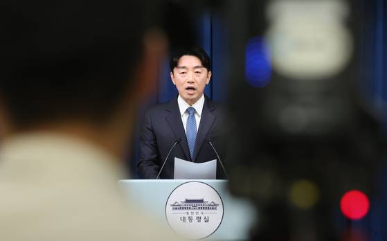 훈식 대통령 비서실장이 9일 서울 용산 대통령실 청사에서 중앙선관위원장 후보, 대중문화교류위 공동위원장 등 인선 발표을 하고 있다. 뉴스1