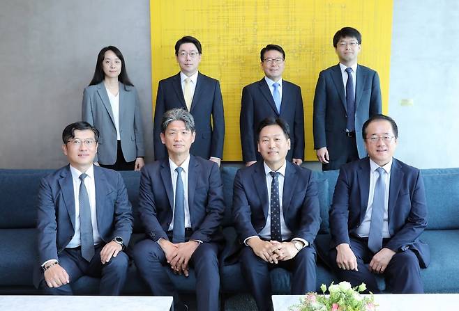 율촌 방산우주항공전략센터 (뒷줄) 김난형 변호사, 유종권 변호사, 윤오준 고문, 조희태 변호사
(앞줄) 송광석 변호사, 정원 변호사, 손금주 변호사, 은성욱 변호사