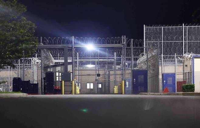 10일(현지시간) 미국 당국의 이민단속으로 체포된 현대차-LG엔솔 배터리공장 건설 현장 직원들이 수감돼 있는 조지아주 포크스턴의 이민세관단속국(ICE) 구금시설. 연합뉴스