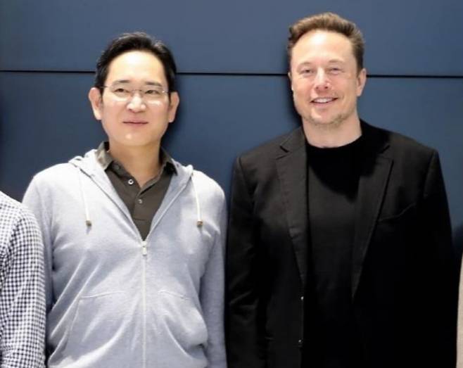 2023년 5월 이재용(왼쪽) 삼성전자 회장과 일론 머스크 테슬라 최고경영자(CEO)가 만나 기념 촬영을 하고 있다. 삼성전자 제공.